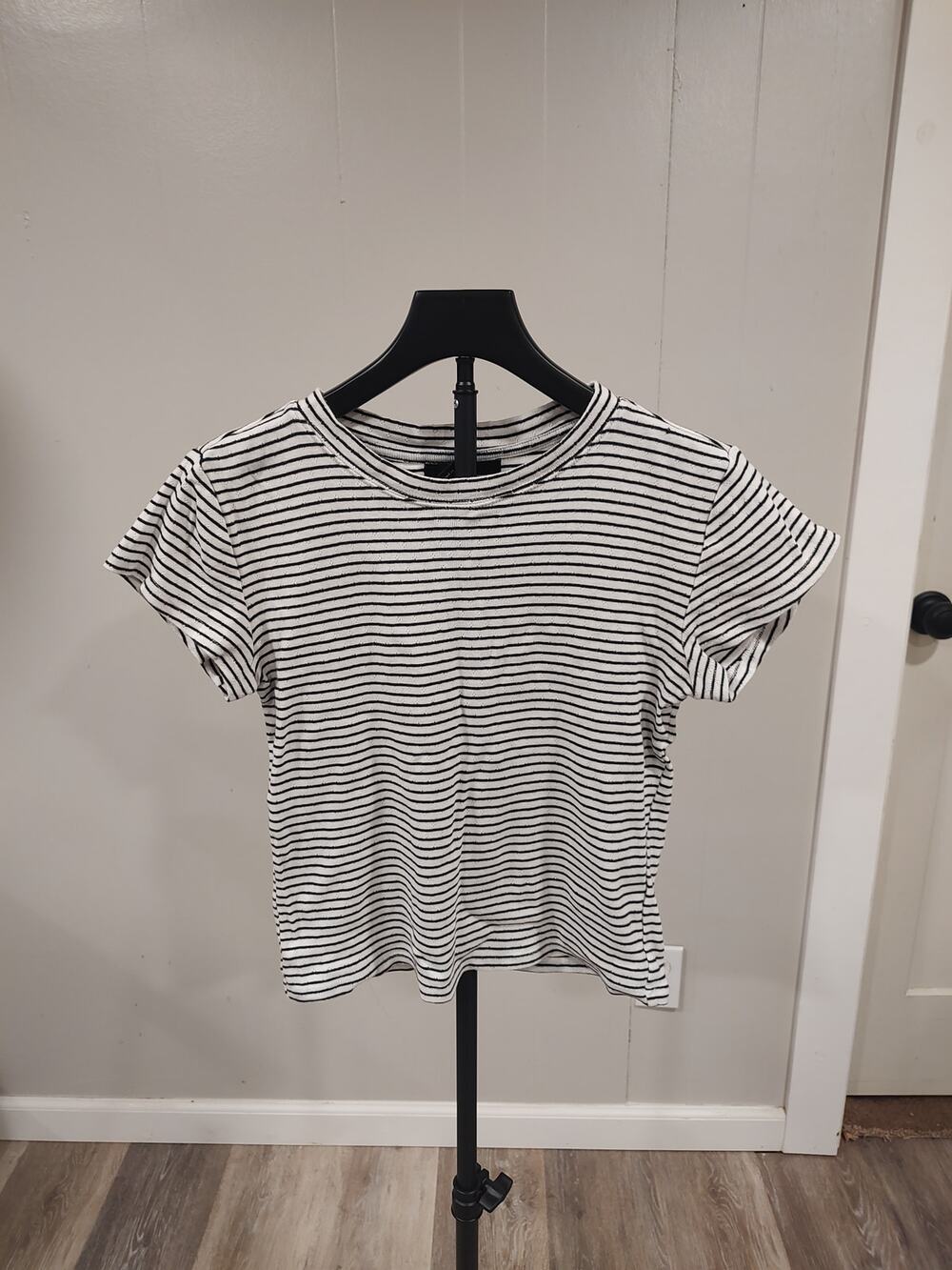 Forever 21 black and white stripe cropped tshirt